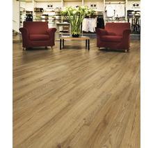 Heller Holzboden in einem Bekleidungsgeschäft mit Sesseln und einem Tisch