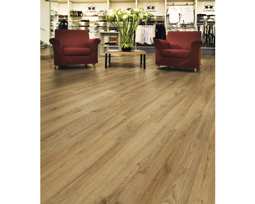 Heller Holzboden in einem Bekleidungsgeschäft mit Sesseln und einem Tisch