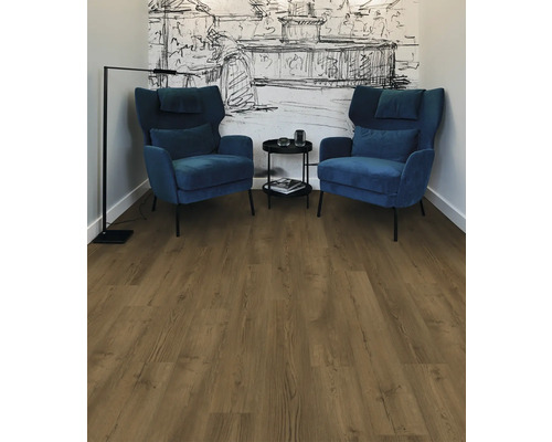 Wohnzimmer mit zwei Sesseln und Holzboden