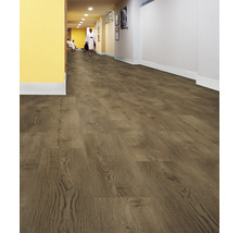 Heller Flur mit verlegtem Laminatboden in Holzoptik.