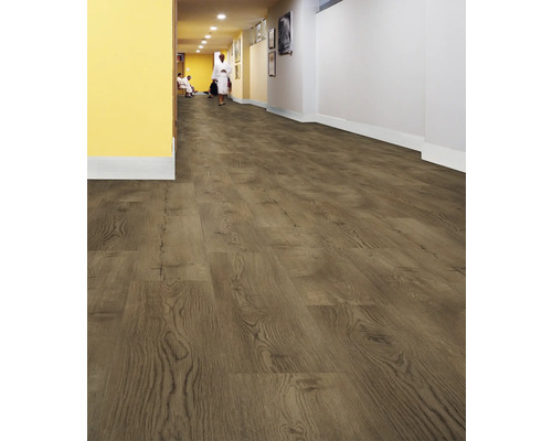 Heller Flur mit verlegtem Laminatboden in Holzoptik.