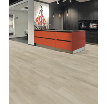 Moderne Küche mit Kücheninsel, Einbauschränken und hellem Boden