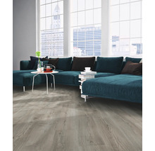 Wohnzimmer mit Sofa und hellem Holzboden