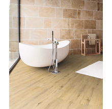 Helles Badezimmer mit freistehender Badewanne, Handtuchhalter und Steinwand