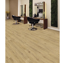 Friseursalon mit Holzboden, Spiegeln und Friseurstühlen.