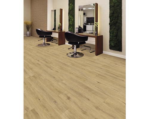 Friseursalon mit Holzboden, Spiegeln und Friseurstühlen.