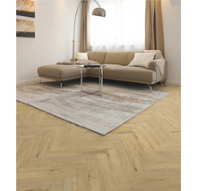 Wohnzimmer mit Sofa, Teppich und Fischgrätenparkett