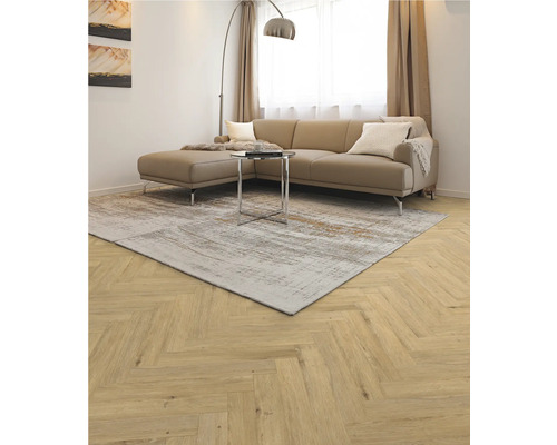 Wohnzimmer mit Sofa, Teppich und Fischgrätenparkett