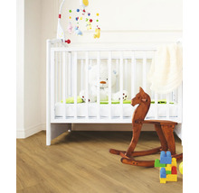 Kinderzimmer mit Gitterbett, Spieluhr, Schaukelpferd und Bausteinen