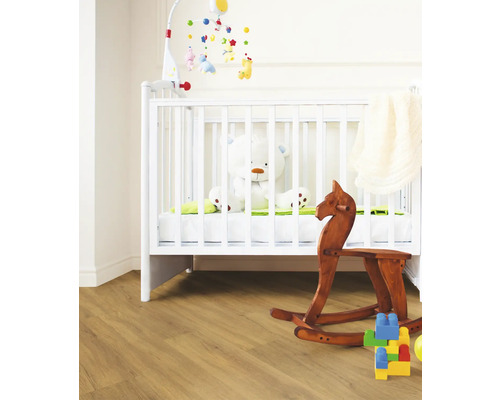 Kinderzimmer mit Gitterbett, Spieluhr, Schaukelpferd und Bausteinen