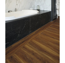 Badezimmer mit Badewanne, Marmorverkleidung und Holzboden