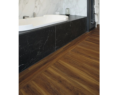 Badezimmer mit Badewanne, Marmorverkleidung und Holzboden