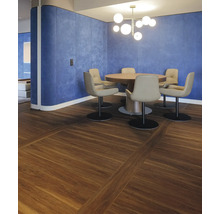 Esszimmer mit rundem Tisch, Stühlen und Holzboden