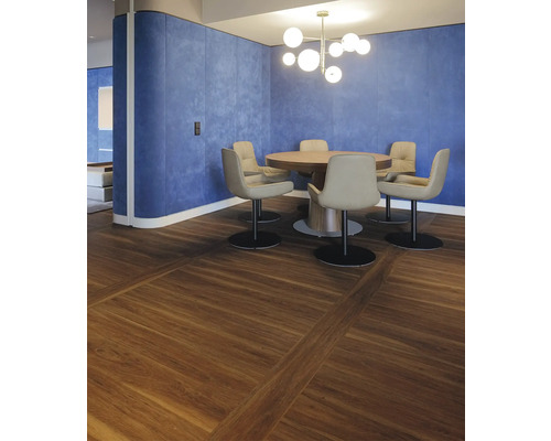 Esszimmer mit rundem Tisch, Stühlen und Holzboden