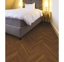 Schlafzimmer mit Holzboden im Fischgrätmuster