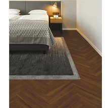 Schlafzimmer mit Bett und Teppich auf Holzboden