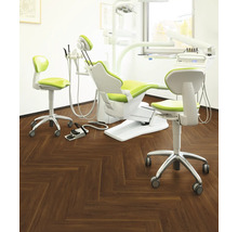 Zahnarztpraxis mit Behandlungsstuhl und Personalstuhl