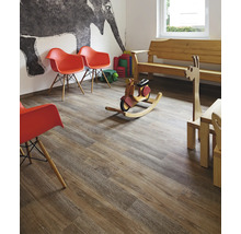 Kinderzimmer mit Holzboden, Spielzeug und Möbeln