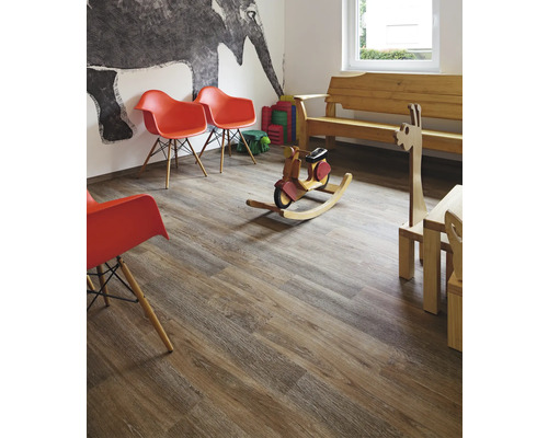 Kinderzimmer mit Holzboden, Spielzeug und Möbeln