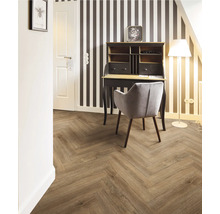 Wohnzimmer mit Fischgrätenmuster Boden, Schreibtisch und Stuhl