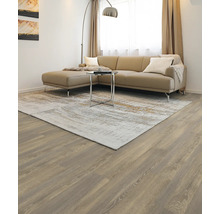 Wohnzimmer mit Sofa, Teppich und Couchtisch auf Holzboden