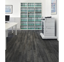 Büro mit Aktenschrank, Drucker und Büromöbeln auf Holzboden