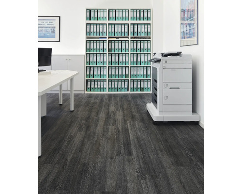 Büro mit Aktenschrank, Drucker und Büromöbeln auf Holzboden