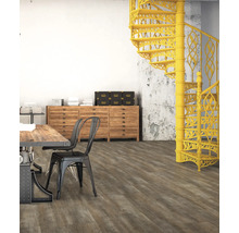 Szene mit Esstisch, Stühlen, Kommode und gelber Wendeltreppe in einem Raum mit Holzboden.