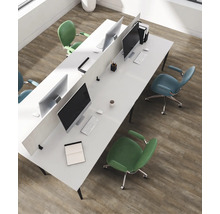 Büro mit Computern, Trennwänden, Schreibtischen und Bürostühlen.