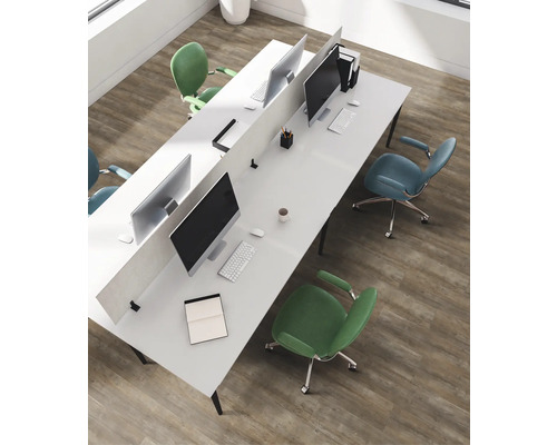 Büro mit Computern, Trennwänden, Schreibtischen und Bürostühlen.