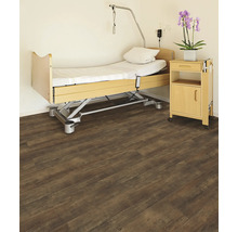 Einrichtungsbeispiel mit Pflegebett, Nachttisch und Bodenbelag in Holzoptik