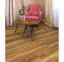 Zimmer mit Laminatboden, Sessel und Beistelltischen