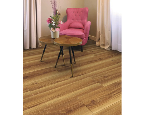 Zimmer mit Laminatboden, Sessel und Beistelltischen
