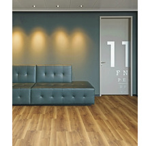 Wartebereich mit Sofa, Tür und Holzboden