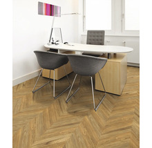 Büro mit Parkettboden im Fischgrätmuster, Schreibtisch und Stühlen.