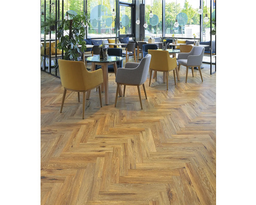 Innenraum mit Holzboden im Fischgrätmuster und Sitzbereich