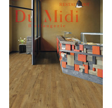 Innenansicht eines Restaurants mit Holzboden und Tresen