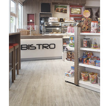 Innenansicht eines Bistros mit Theke und Süßwarenregal