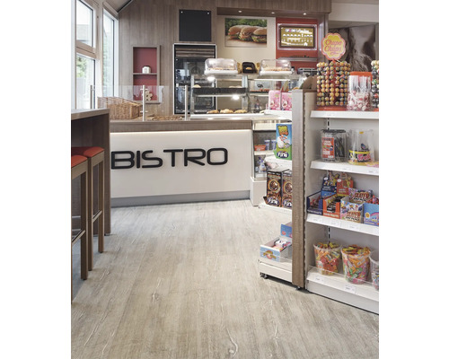 Innenansicht eines Bistros mit Theke und Süßwarenregal