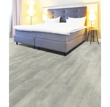 Helles Schlafzimmer mit Bett und hellem Holzboden