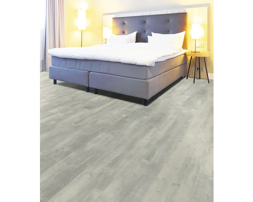 Helles Schlafzimmer mit Bett und hellem Holzboden