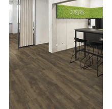 Büroraum mit braunem Vinylboden in Holzoptik, Tresen mit Barhockern und dekorativer Wandgestaltung