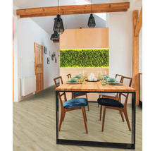 Esszimmer mit Holztisch und Stühlen auf Laminatboden