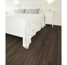 Schlafzimmer mit dunklem Holzboden, Bett und Nachttisch