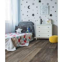 Kinderzimmer mit Bett, Kommode, Wandaufklebern und Holzboden