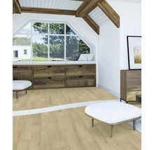 Heller Wohnraum mit Dachschrägen, Holzvertäfelung und Möbeln im Landhausstil