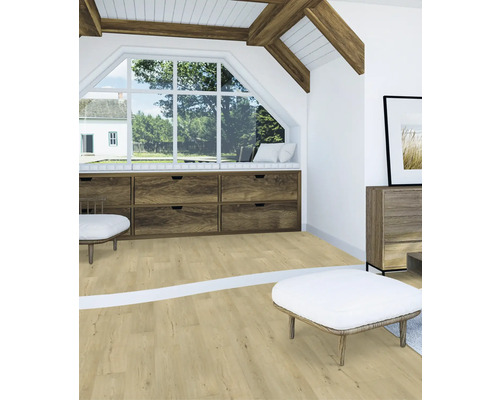 Heller Wohnraum mit Dachschrägen, Holzvertäfelung und Möbeln im Landhausstil