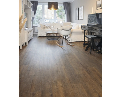Wohnzimmer mit Holzboden, Sofa, Klavier und Fenster