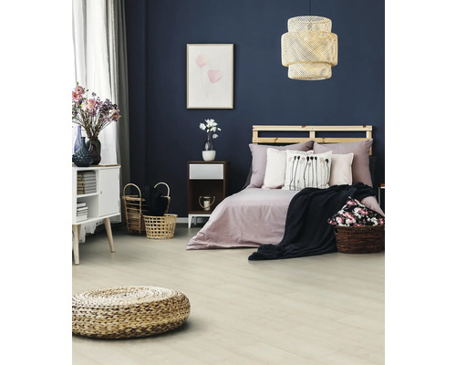 Schlafzimmer mit Bett, Nachttisch, Kommode, Lampe und Dekoration