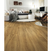 Heller Wohnraum mit verlegtem Holzboden, Bett, Tisch und Dekoration.